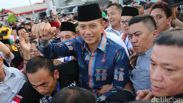 Semangat Agus-Sylvi di Depan Pendukungnya