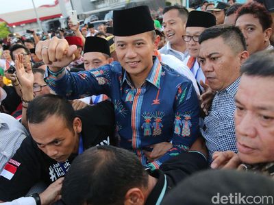 Semangat Agus-Sylvi di Depan Pendukungnya