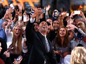 Ketika Selfie dengan Selebriti Jadi Obsesi