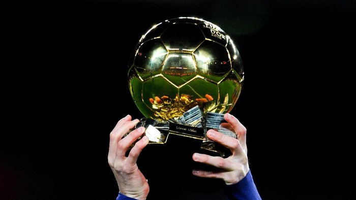 BARCELONA, SPAIN - JANUARY 17:  Lionel Messi of FC Barcelona holds up the FIFA Ballon dOr trophy prior to the La Liga match between FC Barcelona and Athletic Club de Bilbao  at Camp Nou on January 17, 2016 in Barcelona, Spain.  (Photo by David Ramos/Getty Images)