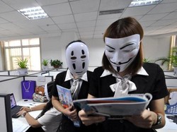 Pakai Topeng Seharian, Cara Pekerja di China Hindari Stres