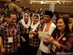 Tak Hanya dengan Agus, Pendukung Ahok-Djarot Juga Ajak Lulung Foto Selfie