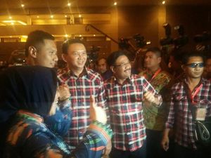 Senyum Agus Yudhoyono dan Ahok Saat Bersalaman di Pengundian Nomor Urut