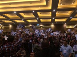 Gunakan Slogan Salam Dua Jari, Akankah Ahok Ikuti Sukses Jokowi?