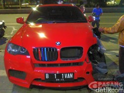 Sebelum Tabrak Tukang Parkir, Mobil BMW Terlihat Melaju dengan Oleng