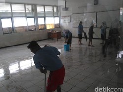 KBM Terhenti, Murid SMAN 9 Bandung Gotong Royong Bersihkan Sisa Banjir