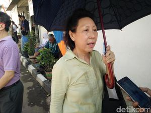 Jelang Vonis, Pengacara dan Keluarga Besuk Jessica di Rutan Pondok Bambu Jelang Vonis, Pengacara dan Keluarga Besuk Jessica di Rutan Pondok Bambu