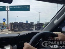 Truk Kontainer Terbalik di Tol Kembangan Barat Arah Bandara Soetta