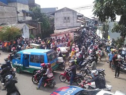 Evakuasi Bangkai Mobil di Bawah Jembatan Pasirkoja Sebabkan Arus Lalu Lintas Macet