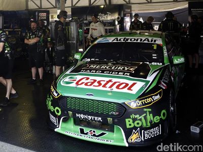 Melihat Paddock Pebalap Castrol V8 Supercars
