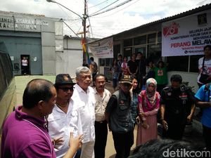 Keluarga dan Kerabat Jenguk Eks Menkes Siti Fadilah di Rutan Pondok Bambu Keluarga dan Kerabat Jenguk Eks Menkes Siti Fadilah di Rutan Pondok Bambu