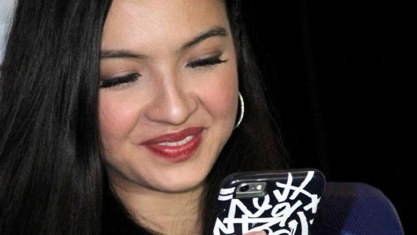 Raline Shah Lagi Lihat Apa Sih?