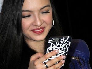 Raline Shah Lagi Lihat Apa Sih?