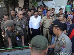 Wagub DKI Djarot Dihujani Batu dan Beling Saat Tertibkan PKL di Stasiun Kota