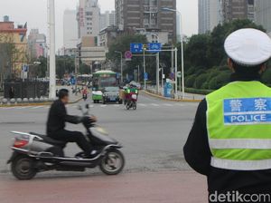 Aksi Nekat Sejumlah Pengendara di China Aksi Nekat Sejumlah Pengendara di China