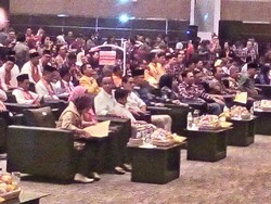 Tunggu Pengundian Nomor Urut Pilgub DKI 2017, Anies Pangku Anaknya