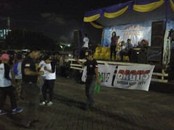 Pendukung Agus-Sylvi Dangdutan, Relawan Ahok Nyanyi Lagu Iwan Fals