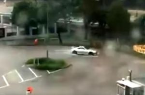 Pemuda Ini Nge-Drift di Genangan Air