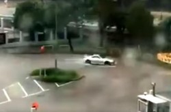 Pemuda Ini Nge-Drift di Genangan Air