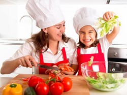 Ini Kata Psikolog Soal Manfaat Mengajak Anak Memasak Bersama