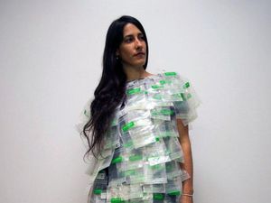 Wanita Ini Pakai Baju dari 150 Kantung ASI untuk Dukung Ibu Bekerja Wanita Ini Pakai Baju dari 150 Kantung ASI untuk Dukung Ibu Bekerja