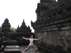 Traveler Cantik Ini Keliling Dunia Sambil Yoga