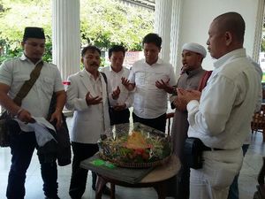 Habiburokhman Cs Bawa Tumpeng ke Balai Kota: Semoga Ahok Cuti Selamanya