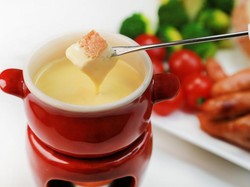 Cheese Fondue Gurih yang Enak untuk Cocolan Roti hingga Daging