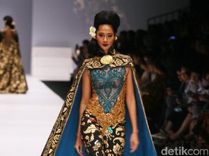 Foto: Kebaya Spektakuler Anne Avantie yang Terinspirasi Budaya Bali