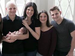 Khawatir Wariskan Gen Kanker, Perempuan Ini Jalani Pembuahan Berbantu