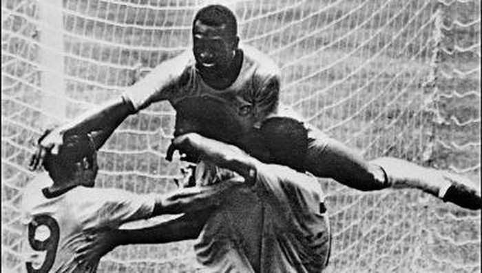 Pele, Tostao, Carlos Alberto, Jairzinho, Piala Dunia 1970 Brazilian forward Pele (top) celebrates with his teammates (from L) Tostao, Carlos Alberto and Jairzinho during the World Cup final between Brazil and Italy 21 June 1970 in Mexico City. Brazil won 4-1 to capture its third World title after winning in 1958 in Sweden and in 1962 in Chile. AFP PHOTO / AFP PHOTO / STF