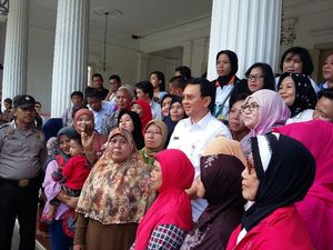 Saat Ahok Larang Warga Berpose Salam 2 Jari di Balai Kota