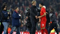 Juergen Klopp merayakan kemenangan bersama para pemain Liverpool. Phil Noble/Reuters/detikFoto.
