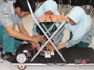 Pelajar Sidoarjo Bikin Robot Transportasi Tanpa Polusi Pelajar Sidoarjo Bikin Robot Transportasi Tanpa Polusi
