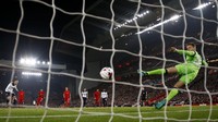 Janssen membobol gawang Liverpool lewat titik putih di menit ke-76. Jason Cairnduff/Reuters/detikFoto.