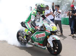 Aksi Burnout Cal Crutchlow di Kemayoran