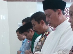 Saat Wahidin Halim dan Embay Mulya Saling Tunjuk Jadi Imam Salat