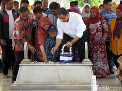 Jelang Kampanye, Anies Nyekar ke Makam Panglima Sudirman dan Ayahnya di Yogya