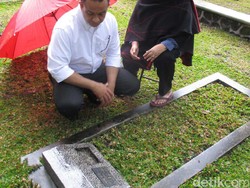 Anies Minta Restu Ibunda dan Ziarah ke Makam Ayahnya