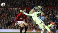 Willy Caballero berusaha mengamankan gawangnya dari serangan para pemain MU. Darren Staples/Reuters/detikFoto.