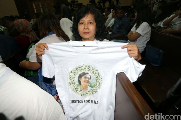 Pendukung Jessica dan Mirna Penuhi Sidang Vonis Terdakwa kasus pembunuhan Wayan Mirna Salihin, Jessica Kumala Wongso menjalani sidang vonis di Pengadilan Negeri Jakarta Pusat, Kamis (27/10/2016). Sidang ini dipenuhi oleh pendukung Mirna dan Jessica.