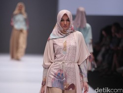 Inspirasi Hutan Bernuansa Cerah dalam Rancangan Busana Ria Miranda