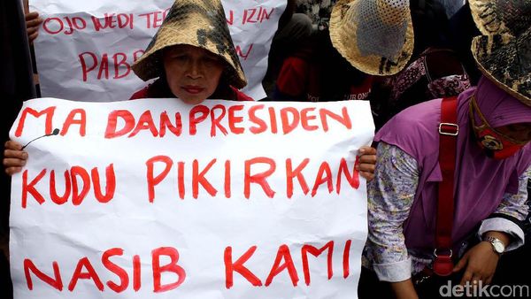 Warga Rembang Demo di Istana