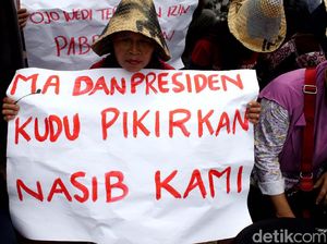 Warga Rembang Demo di Istana