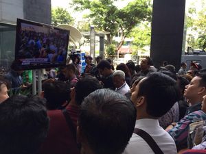 Tak Bisa Masuk Ruang Sidang, Pengunjung Pilih Nobar Sidang Jessica di PN Jakpus