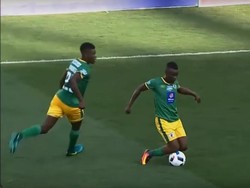 Pamer Aksi Utak-atik Bola yang Berujung Kartu Kuning