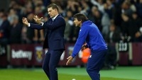 Slaven Bilic dan Antonio Conte memberikan pengarahan kepada para pemain. Eddie Keogh/Reuters/detikFoto.
