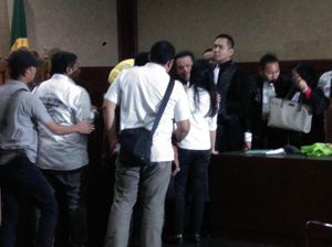 Pelukan Otto untuk Jessica Usai Divonis 20 Tahun
