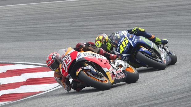 KUALA LUMPUR, MALAYSIA - OCTOBER 25:  Marc Marquez of Spain and Repsol Honda Team leads Valentino Rossi of Italy and Movistar Yamaha MotoGP during the MotoGP race during the MotoGP Of Malaysia at Sepang Circuit on October 25, 2015 in Kuala Lumpur, Malaysia.  (Photo by Mirco Lazzari gp/Getty Images)
