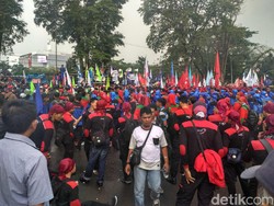 Ribuan Buruh Demo Menuntut Kenaikan UMK 2017 Sebesar 20 Persen